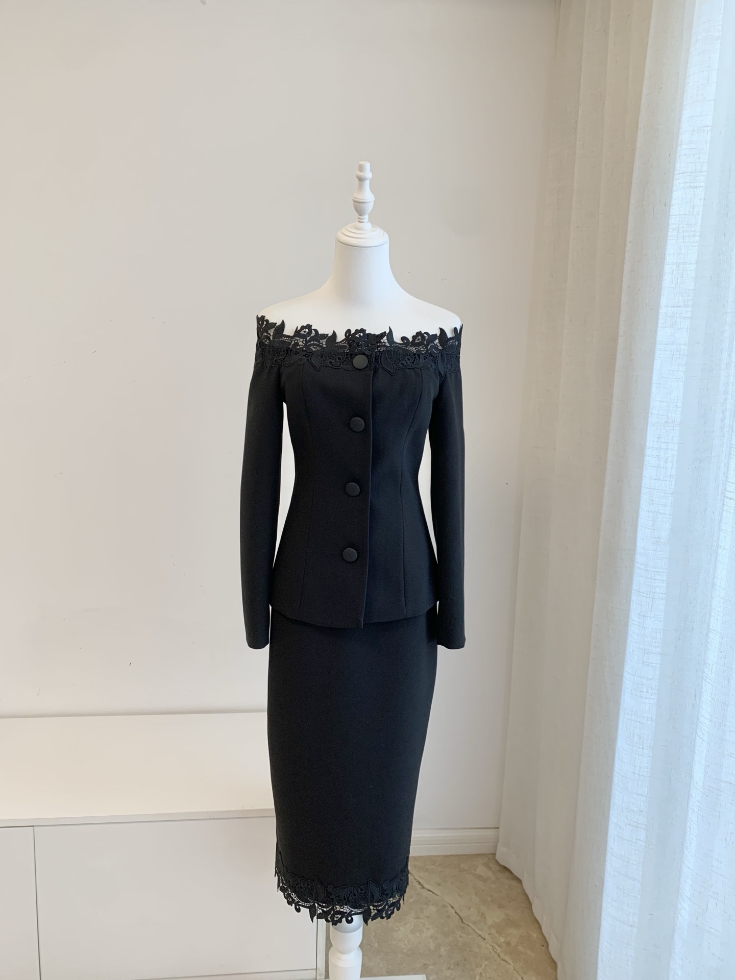 Ensemble noir à broderies flor - Midi Skirt Floral avis et prix